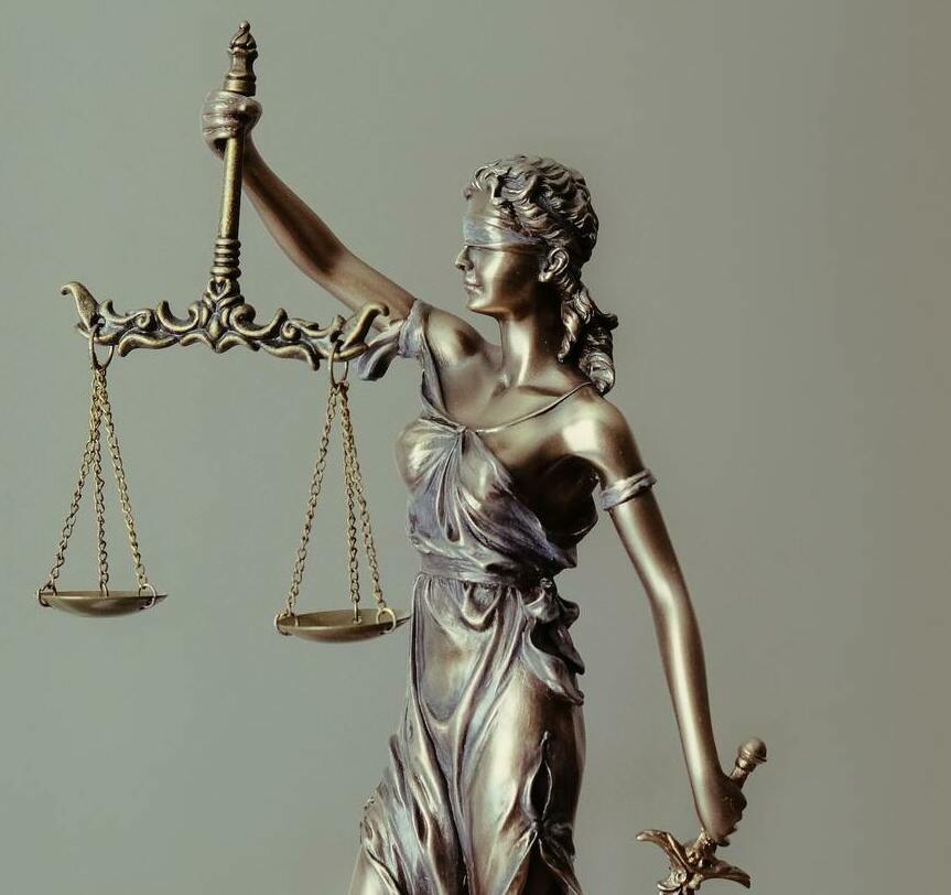Феміда - богиня правосуддя. Уособлення балансу, справедливості та закону. Зображення Феміди на сайті адвоката символізує нашу відданість захисту прав та інтересів наших клієнтів відповідно до закону.